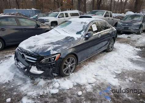 2015 Mercedes-Benz C 300 z USA, uszkodzony, nr VIN 55SWF4JB7FU045803